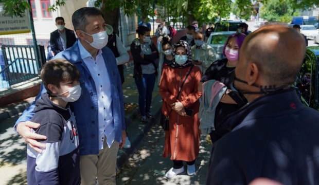 Ziya öğretmen LGS çıkışında öğrenciler ve velilerle bir araya geldi