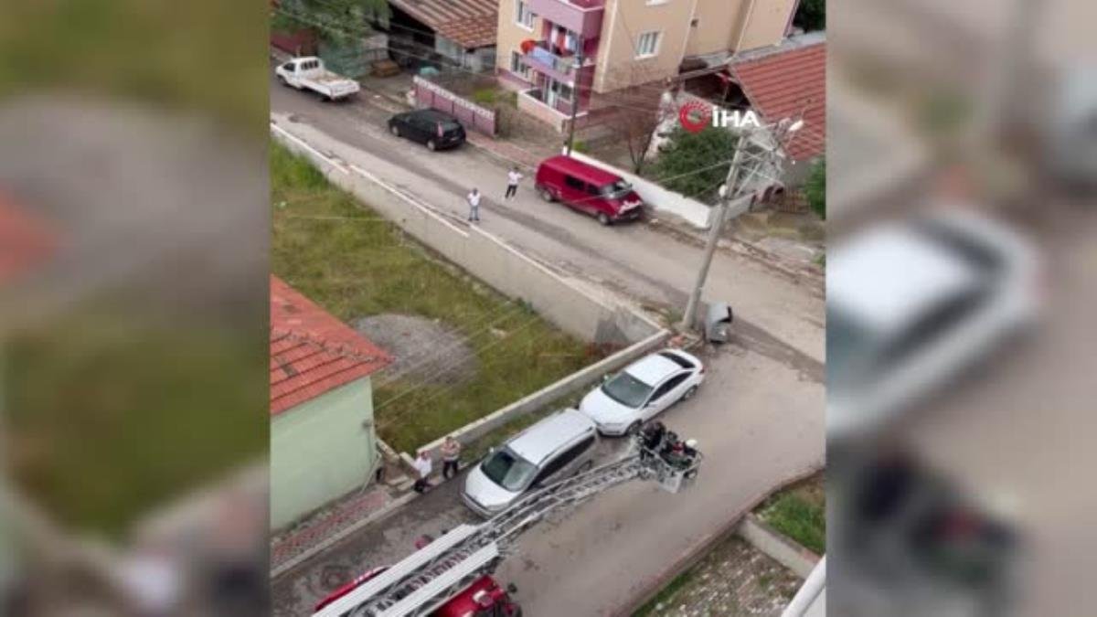 6 katlı apartmanın çatı katında asılı kalan kedi, son anda kurtarıldı