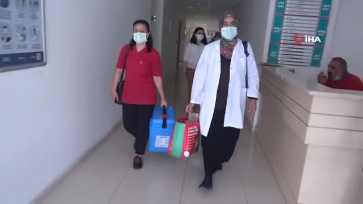 81 yaşındaki Hacer Nine’ye sağlık ekipleri aşıyı evinde yaptı