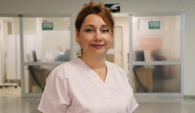 Ailesiyle Kovid-19’u atlatan Serpil hemşire aşılama çalışmalarında fedakarca görev yapıyor