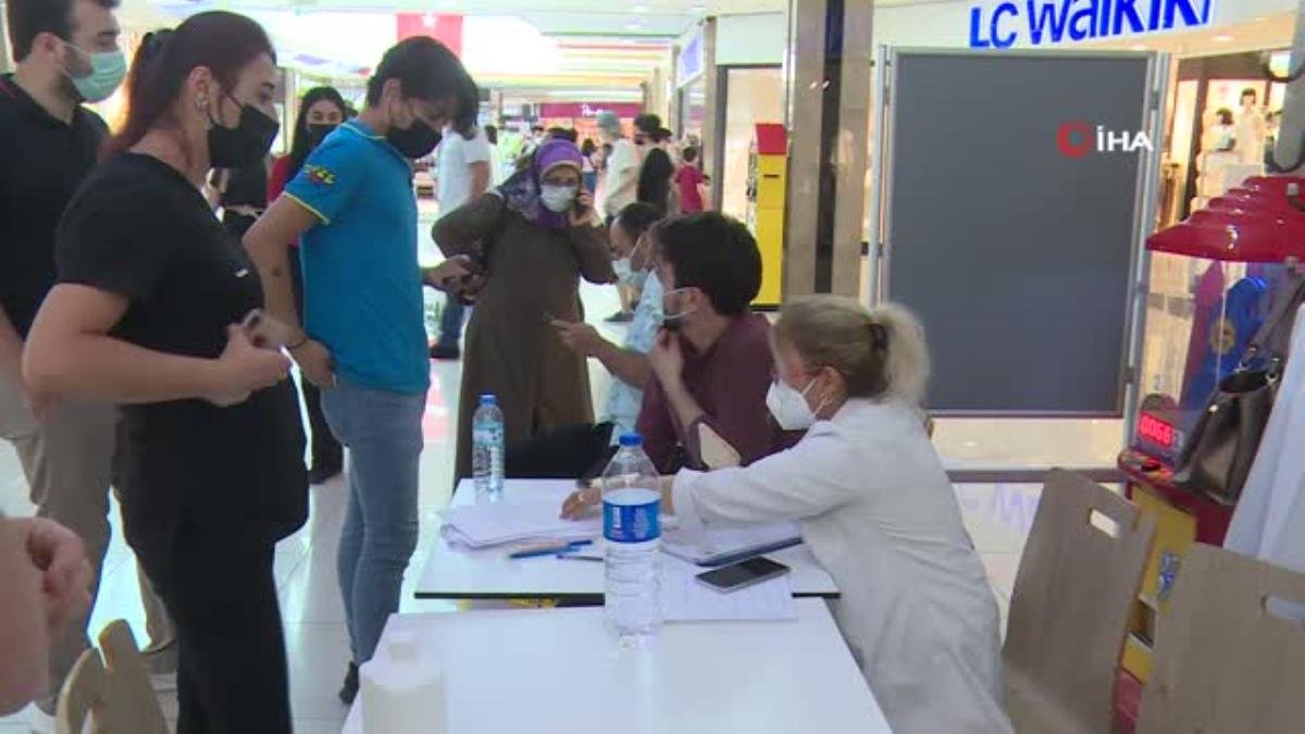Alışveriş merkezinde aşı istasyonu kuruldu