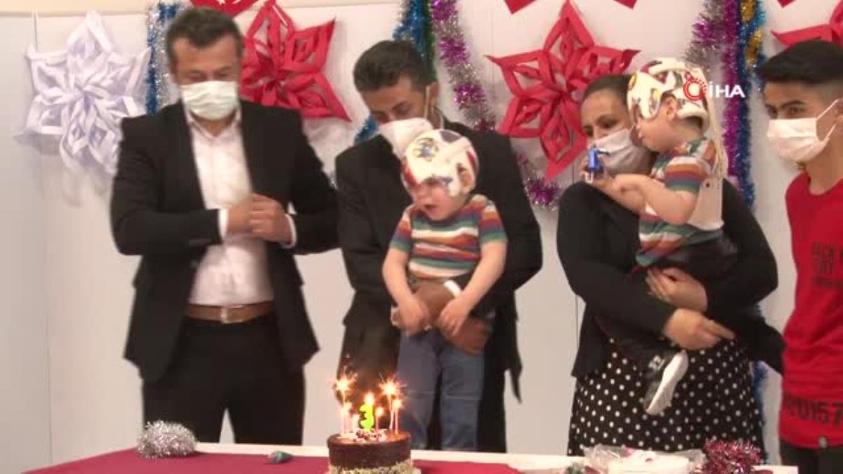 Ameliyatla ayrılan siyam ikizlerine doğum günü sürprizi
