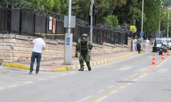 Askerlik şubesi önündeki şüpheli paket fünye ile patlatıldı