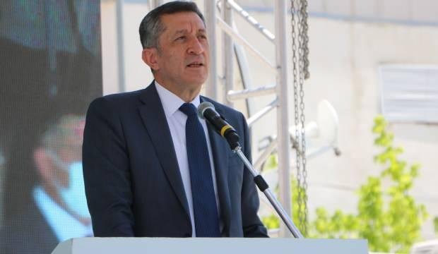 Bakan Selçuk, köy okulundaki öğrencilerin karne sevincine ortak oldu