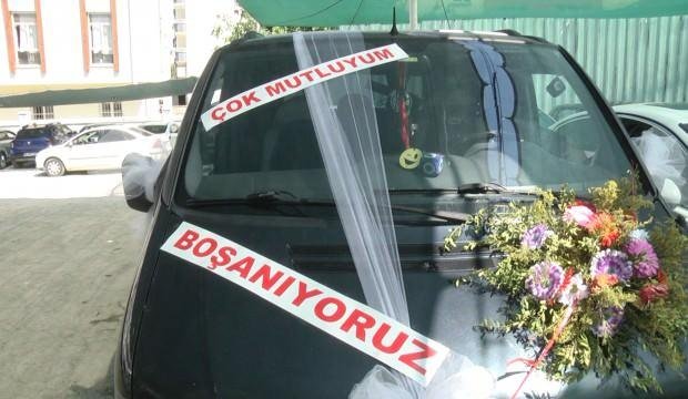 Boşanma davasına ‘çok mutluyum, boşanıyoruz’ yazdırdığı aracıyla gitti