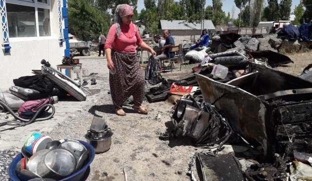 Buzdolabı evi kül etti! Çocuklarını pencereden atarak kurtardılar
