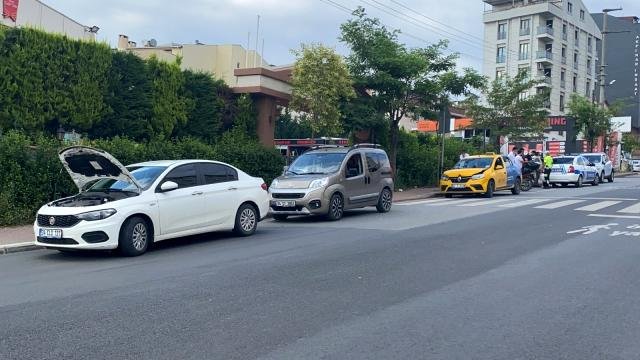 Caddede yolcu indirmek istedi, 3 araç birbirine girdi