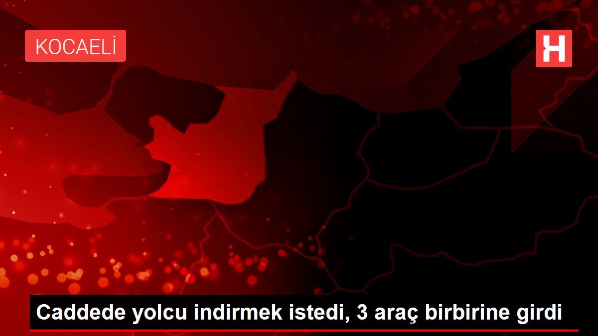 Caddede yolcu indirmek istedi, 3 araç birbirine girdi