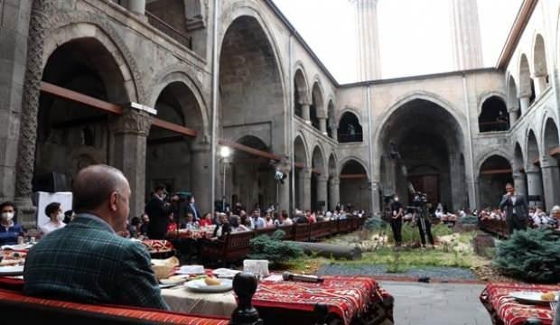 Cumhurbaşkanı Erdoğan, Erzurum’da gençlerle bir araya geldi