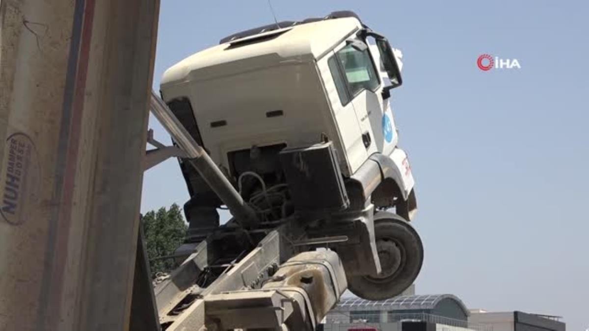 Damperi açık kalan kamyon üst geçide çarptı