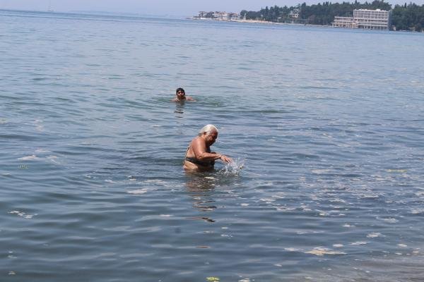 Darıca’da müsilaja rağmen denize girdiler