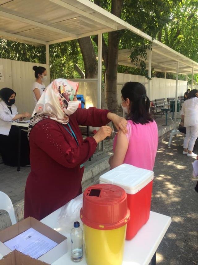 Denizli’de tekstil ve OSB çalışanları mobil ekiplerce aşılanıyor