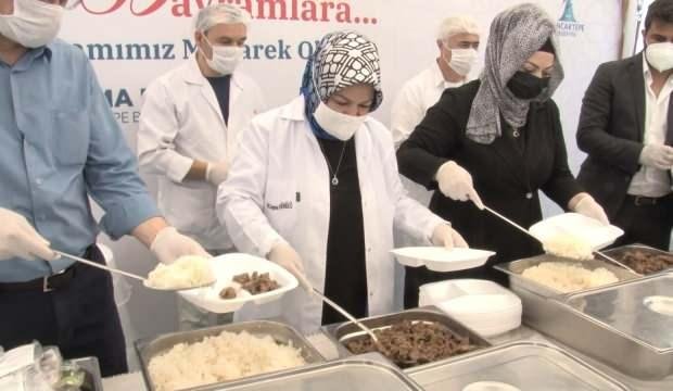 Döğücü’den bayramda vatandaşa kavurma ve pilav ikramı
