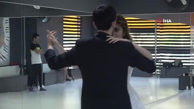 Düğün heyecanı başladı, çiftler gelin ve damatlıkla dans kursuna koştu