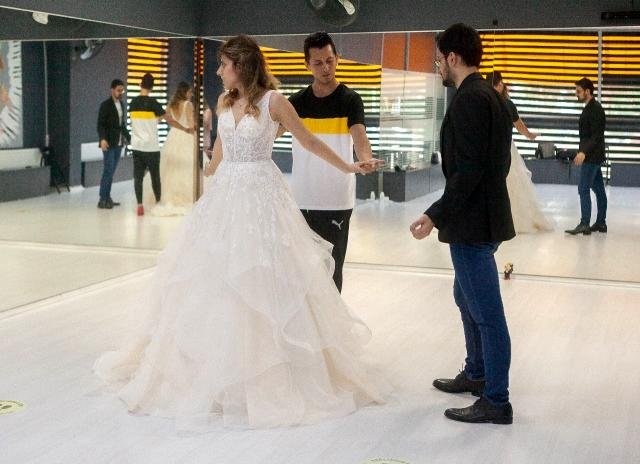 Düğün heyecanı başladı, çiftler gelin ve damatlıkla dans kursuna koştu
