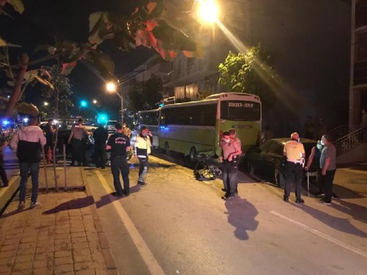 Düğün konvoyundaki otomobil park halindeki 3 araca çarptı, 4 yaralı