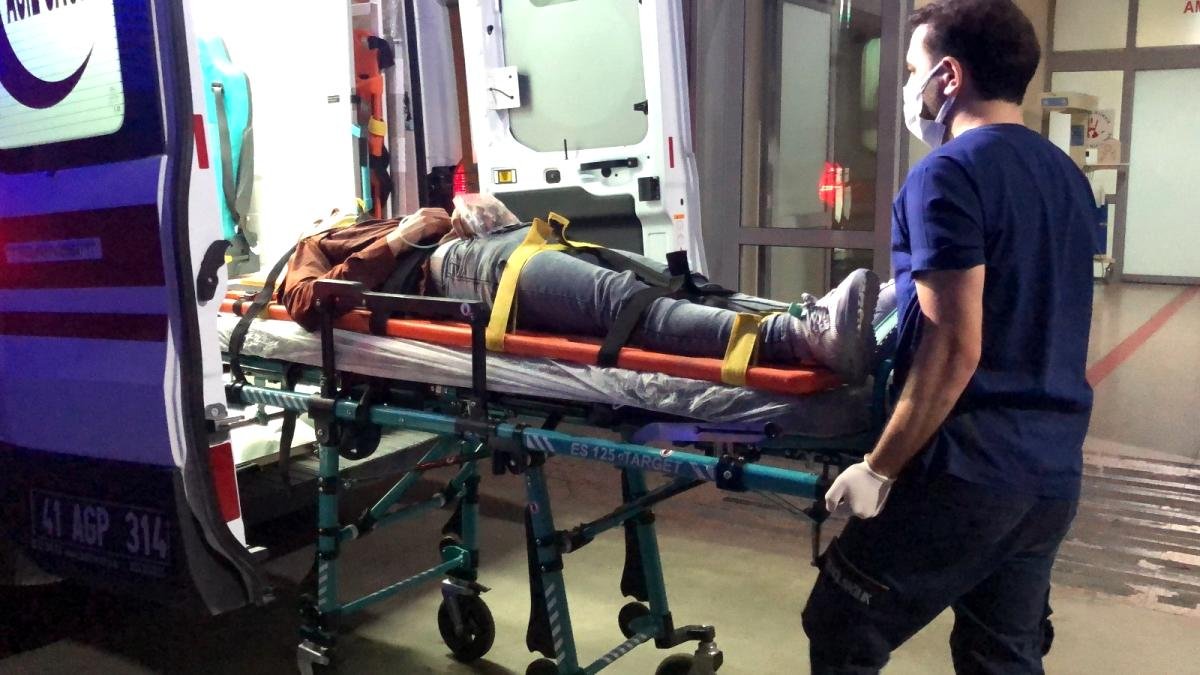 Düğün konvoyundaki otomobil park halindeki araçlara çarptı: 4 yaralı