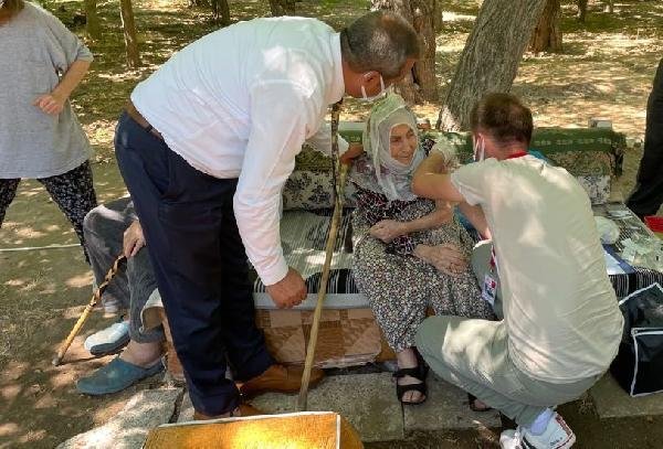 Elazığ’da mobil ekipten 101 yaşındaki kadına evinde aşı