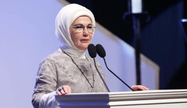 Emine Erdoğan “Buğday Tanesi” tiyatro gösterisini izledi
