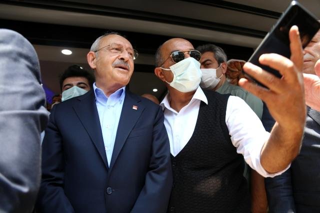 Esnafı ziyaret eden Kılıçdaroğlu, vatandaşlarla vapurda balık ekmek yedi