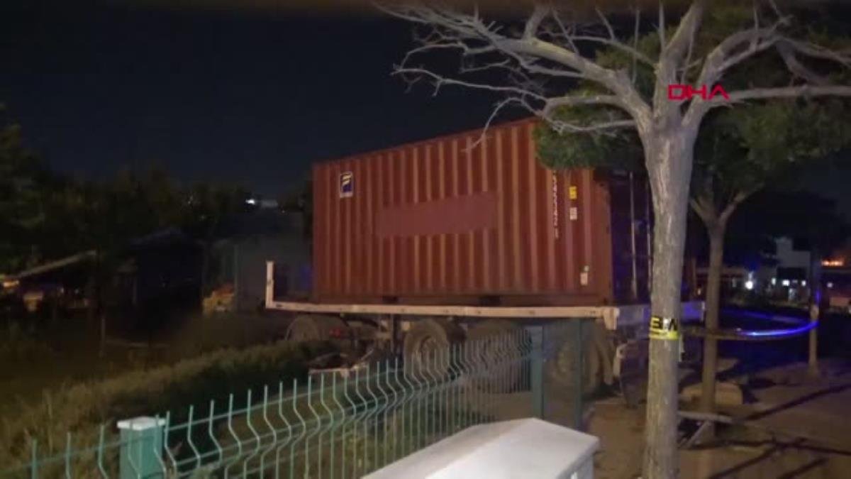 FRENİ BOŞALAN TIR 6 OTOMOBİL, DİREK VE KONTEYNERLERE ÇARPARAK DURDU