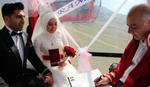 Genç çift teleferikte evlendi