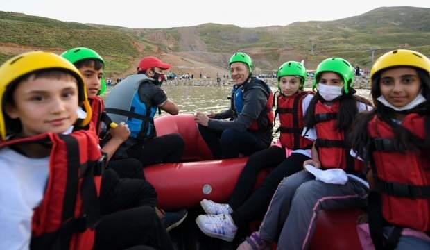 Hakkari’de gençlerin coşkusuna Bakan Ziya Selçuk da ortak oldu