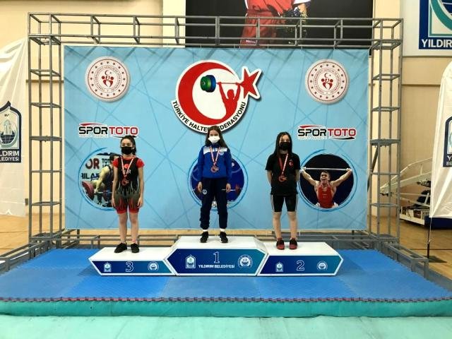 Halterde altın madalya Kocaeli’ye geldi