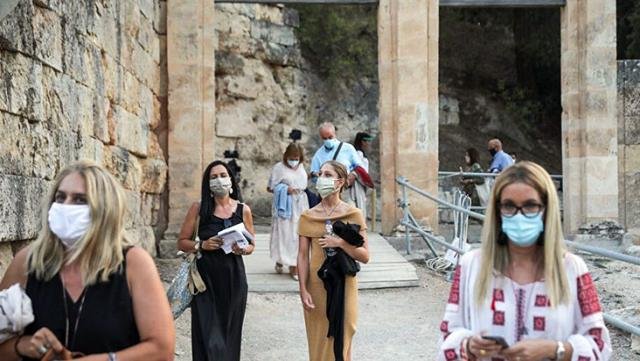 İspanya ve Yunanistan’da açık havada maske takma zorunluluğu kaldırılıyor