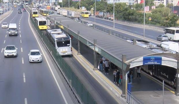 İstanbul’da aşırı sıcak hava yüzünden metrobüs yolundaki asfalt eridi