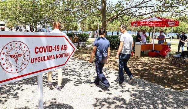 İzmir meydanlarında aşı noktaları! Vatandaşlar hem aşılarını oluyor hem bayramlaşıyor