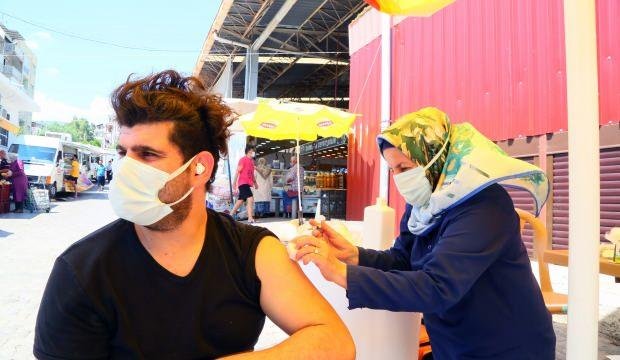 İzmir’de pazar yerinde Kovid-19 aşı standı kuruldu