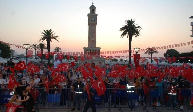 İzmirliler15 Temmuz için Konak Meydanı’nı doldurdu