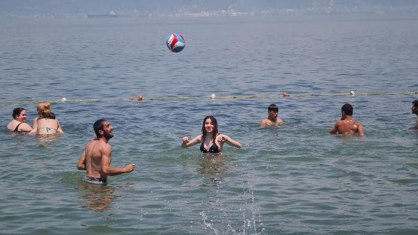 İzmit Körfezi’nde müsilaj temizlenince mavi bayraklı plaja akın ettiler