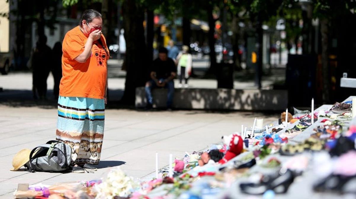 Kanada’nın yatılı okullarında gömülen çocuk bedenleri, gün yüzüne çıkmaya devam ediyor! Yüzlercesi daha bulundu