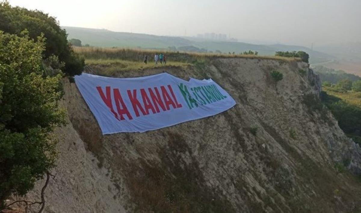 Kanal İstanbul temel atma alanına “Ya Kanal Ya İstanbul” pankartı astılar