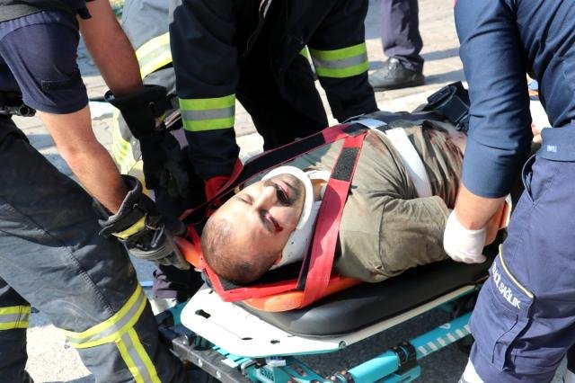 Karşı şeride uçan otomobilde can pazarı