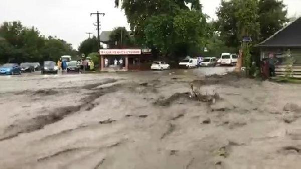 Kartepe’de metrekareye 40 kilogram yağış düştü; dereler taştı, ev ve iş yerlerini su bastı