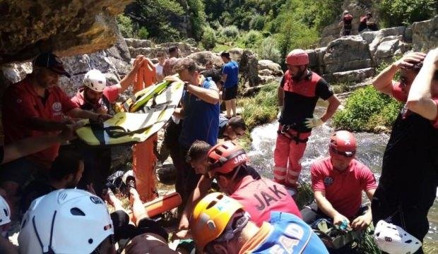 Kayalıklarda aksiyon filmi gibi kurtarma operasyonu
