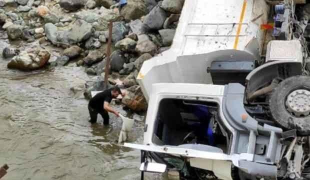 Kaza yaptı, yaralı halde 15 bin dolarını aramaya koyuldu: Şu ana kadar 500 dolarını buldu