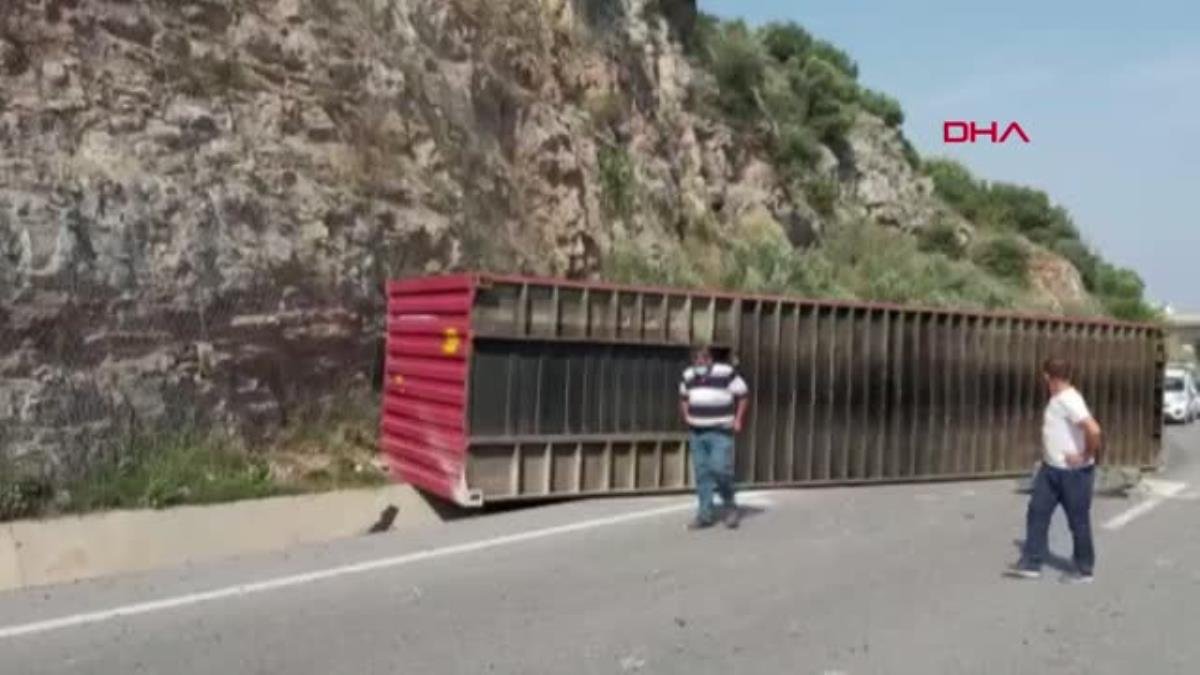 KOCAELİ Konteyner, savrulan TIR’dan D-100 yoluna düştü