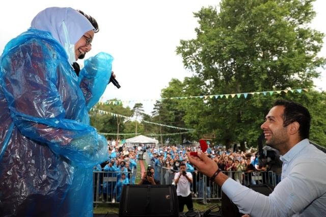 Konserde sürpriz evlilik teklifi