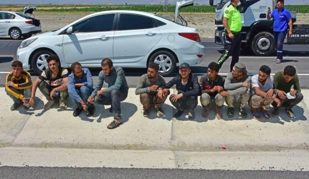 Konya’da kovalamacayla durdurulan otomobilin içinden 8, bagajdan 2 kaçak göçmen çıktı