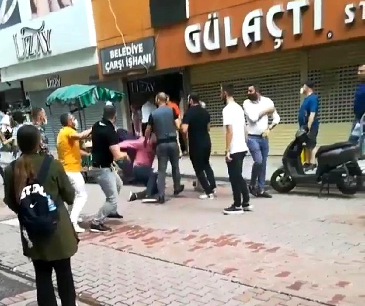 Kuyumcuların kavgası büyüdü, iki grup sokak ortasında birbirine girdi