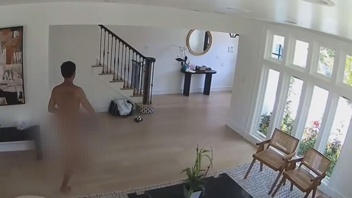 Lüks eve girip çırılçıplak soyundu, yaptıklarıyla şaşkına çevirdi! O anlar kamerada