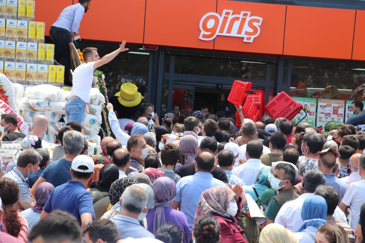 Markette indirim izdihamı