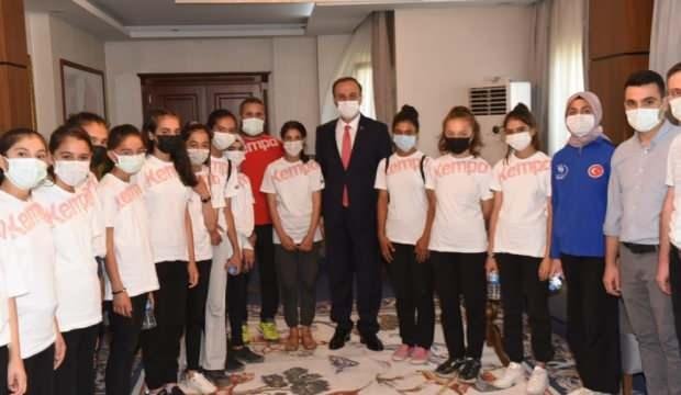 Merve’li hentbolcularden Şanlıurfa Valisi’ne ziyaret