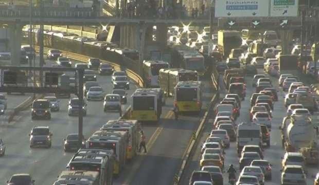 Metrobüs yolunda kaza: 2 yaralı