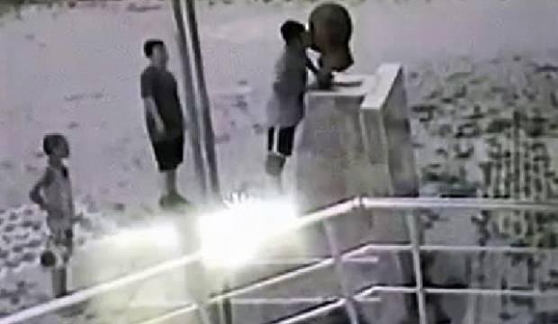 Okul bahçesine giren çocuklardan Atatürk büstüne duygulandıran dokunuş
