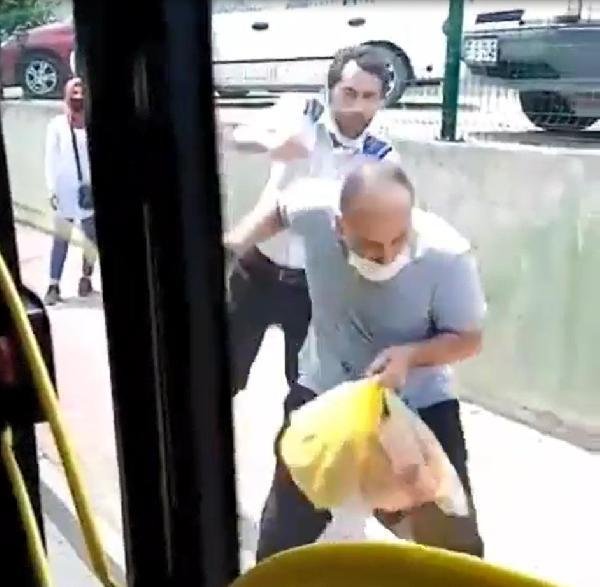 Otobüs şoförü tartıştığı yolcuyu tekme tokat dövdü